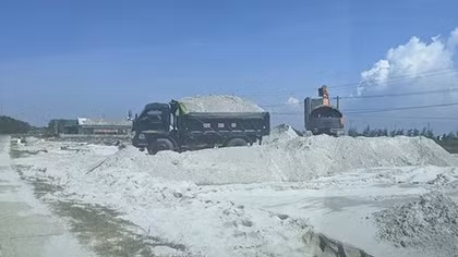 Nguy cơ tai nạn giao thông từ việc bán cát nạo vét ao, hồ nuôi trồng thủy sản