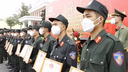 Khen thưởng hàng trăm CSCĐ tham gia chống dịch ở Bình Dương