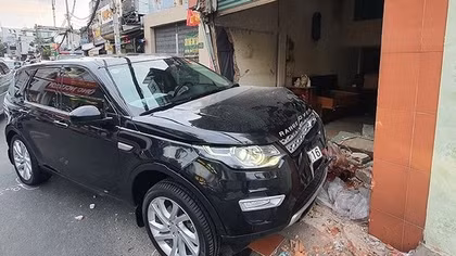 Xe Range Rover tông tử vong người đi đường rồi lao vào nhà