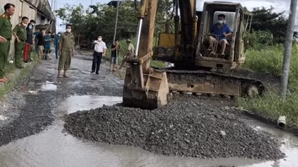 Công an “dặm vá ổ gà" để người dân đi lại thuận lợi
