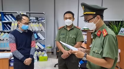 Đà Nẵng: Bắt 1 cán bộ nhận hối lộ