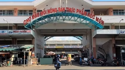 Mở lại điểm tập kết, trung chuyển hàng hóa tại chợ đầu mối Hóc Môn