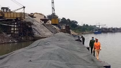 Phát hiện tàu vận chuyển 700 tấn than xỉ không giấy tờ trên sông Thương