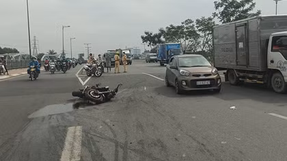 Xe phân khối lớn văng xa sau khi tông nát đuôi ô tô