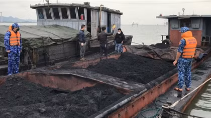 Bắt 2 tàu vận chuyển 220 tấn than không rõ nguồn gốc trên biển