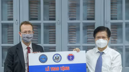 Mỹ trao tặng Việt Nam tủ lạnh chuyên dụng để bảo quản vaccine Pfizer