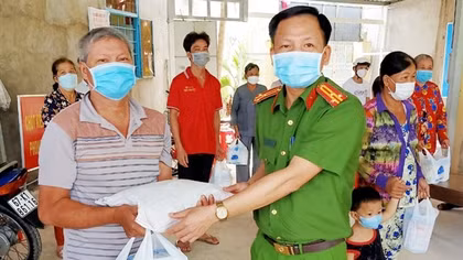 Trung đoàn CSCĐ Tây Nam Bộ tặng quà người dân bị ảnh hưởng dịch COVID-19