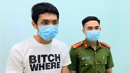 Nam thanh niên dùng cuốc tấn công nữ cán bộ phường đang đi chống dịch
