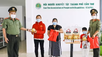 Công an TP Cần Thơ tặng quà Trung thu cho trẻ em khó khăn