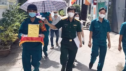 Chuyện về người lính đưa tro cốt nạn nhân COVID-19