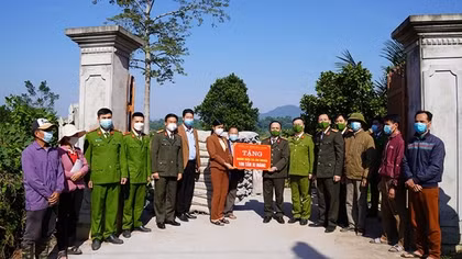 Công an tỉnh hỗ trợ 100 tấn xi măng giúp xã xây dựng đường liên thôn