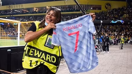 Ronaldo có hành động đẹp trong ngày Man Utd thua ngược trên đất Thuỵ Sĩ