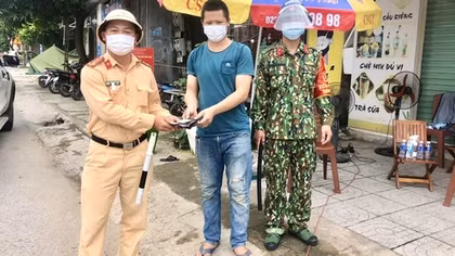 Chốt kiểm soát trao trả ví tiền cho người dân đánh rơi