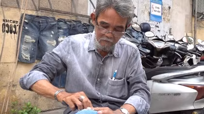 Lão họa sĩ mê... xé quần jeans
