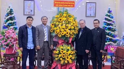 Chủ tịch nước gửi lẵng hoa chúc mừng Giáng sinh đến Tòa Tổng Giám mục Giáo phận Huế