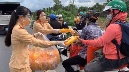 Những "bóng hồng" giúp người dân về quê tránh dịch