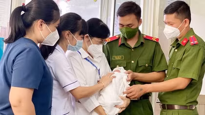2 chiến sĩ Công an kịp thời cứu sống trẻ sơ sinh bị bỏ rơi trong bụi cây