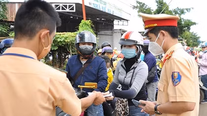 Ấm lòng những người con xa xứ hồi hương