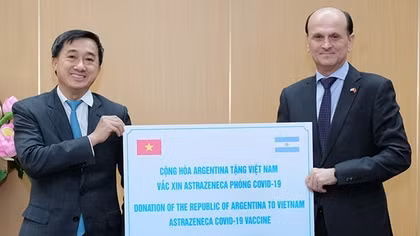 Việt Nam tiếp nhận 500.000 liều vaccine AstraZeneca do Argentina trao tặng