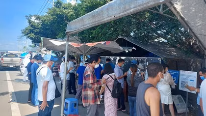 Đến Bình Phước, người dân mệt mỏi xếp hàng đợi khai báo y tế