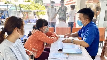 Bình Phước chuyển tiền qua bưu điện hỗ trợ người dân đang ở vùng dịch