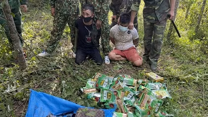 Mang theo vũ khí, 2 đối tượng "ôm" 46kg ma túy đá qua biên giới