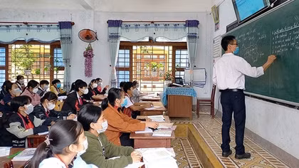 Dịch bao vây, giáo viên “cắm chốt” tại trường