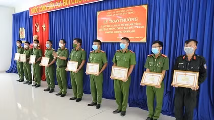 Khen thưởng CBCS có thành tích xuất sắc trong phòng chống dịch bệnh và tội phạm