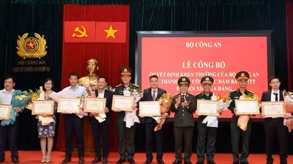 Trao Bằng khen của Bộ Công an cho các đơn vị phối hợp đảm bảo an ninh trật tự