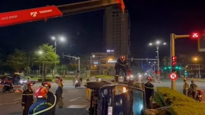 Cảnh sát PCCC giải cứu người bị mắc kẹt trong xe tải bị lật lúc rạng sáng
