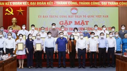 Chủ tịch Quốc hội Vương Đình Huệ đề nghị tiếp tục có chủ trương hỗ trợ lực lượng y tế tuyến đầu