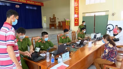 Vừa gấp rút triển khai hai dự án lớn, vừa triển khai hiệu quả các ứng dụng quản lý công dân vùng dịch