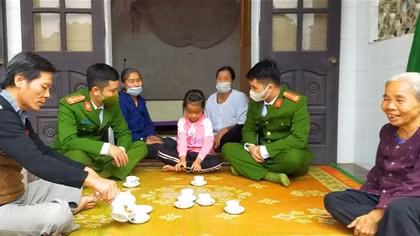 Gặp lại bé gái được Công an cứu khỏi "miệng hà bá"