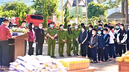 Trao quà và học bổng cho vùng đồng bào dân tộc thiểu số