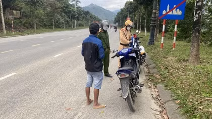 Lực lượng Công an cơ sở tăng ca để phục vụ nhân dân