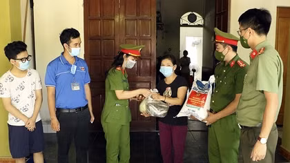Công an Nghệ An hỗ trợ lương thực thực phẩm cho người dân