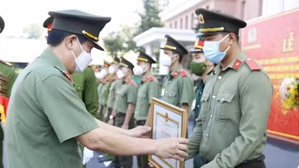 Khen thưởng lực lượng thuộc Bộ Công an chi viện tỉnh Bình Dương chống dịch