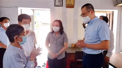 Thăm hỏi 3 gia đình cán bộ tuyến đầu chống dịch có người thân qua đời