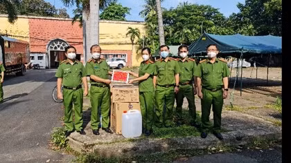 Trao tặng vật tư y tế hỗ trợ phòng, chống dịch cho Trại tạm giam Chí Hòa