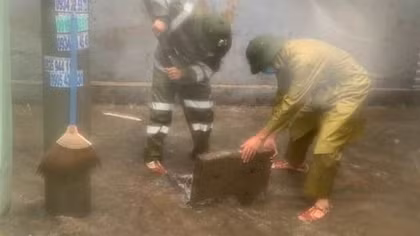 Nhiều nhà dân ở Đà Nẵng bị ngập sâu sau những cơn mưa "như trút nước"