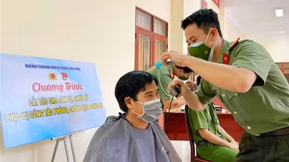 Những “thợ cắt tóc bất đắc dĩ” giúp đồng đội trong mùa dịch