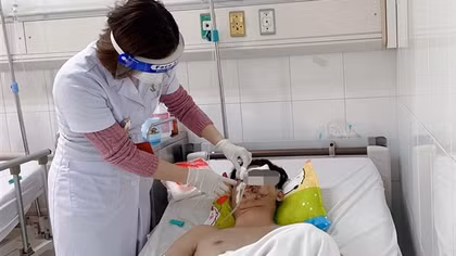 Tự chế pháo, nam thanh niên bị hỏng một bên mắt, nát hai tay