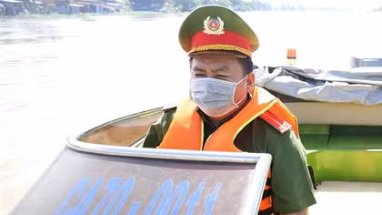 Trung úy Cảnh sát dũng cảm cứu nam thanh niên dưới dòng sông chảy xiết