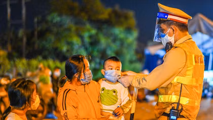 Công an Hà Nội xuyên đêm giúp đỡ người dân trở về từ vùng dịch các tỉnh phía Nam