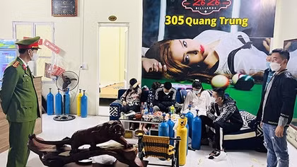 5 đối tượng nam nữ tụ tập "phê" ma tuý đá và bóng cười