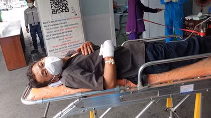Mâu thuẫn với đối tượng ngồi trên xe khách chở F0 đi cách ly, một người đàn ông bị chém lìa tay