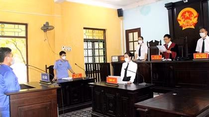 18 tháng tù cho tài xế "cố thủ ở luồng xanh", tông xe vào Công an