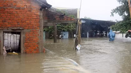 Nhiều tuyến đường ở Quảng Nam ngập sâu trong nước, học sinh dừng đến trường