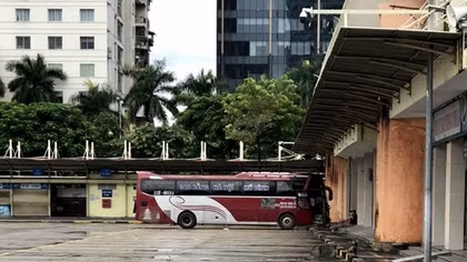 Ngày đầu vận tải hoạt động trở lại ở Hà Nội: Khách vắng, bến đìu hiu