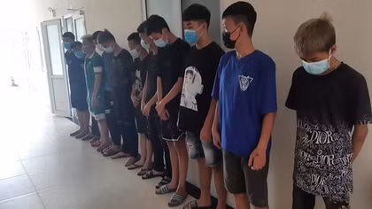 Khởi tố 15 đối tượng trong vụ mang dao phóng lợn nghênh ngang diễu phố